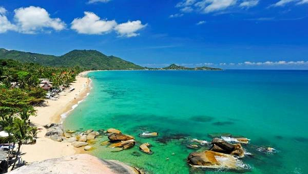 Đảo Koh Samui là một viên ngọc quý, nơi vẫn gìn giữ được sự dung dị, đơn giản. Hòn đảo được bao bọc bởi những bãi biển cát trắng, nước trong xanh. Bạn sẽ tận hưởng cảm giác được làm một Robinson thứ thiệt. Đây là hòn đảo lớn thứ ba Thái Lan, với rặng núi chạy xuyên suốt từ đông sang tây, băng qua những ngọn đồi xanh mướt. Màu xanh của các loại cây cối đôi khi còn được điểm xuyết bởi sắc xanh từ rặng dừa và những ruộng lúa non mơn mởn. Ảnh: getyourguide. Đảo Koh Samui là một viên ngọc quý, nơi vẫn gìn giữ được sự dung dị, đơn giản. Hòn đảo được bao bọc bởi những bãi biển cát trắng, nước trong xanh. Bạn sẽ tận hưởng cảm giác được làm một Robinson thứ thiệt. Đây là hòn đảo lớn thứ ba Thái Lan, với rặng núi chạy xuyên suốt từ đông sang tây, băng qua những ngọn đồi xanh mướt. Màu xanh của các loại cây cối đôi khi còn được điểm xuyết bởi sắc xanh từ rặng dừa và những ruộng lúa non mơn mởn. Ảnh: getyourguide.