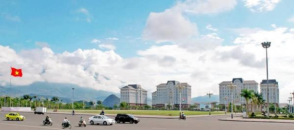 Lần đầu đến Lai Châu nhiều bạn có thể ngỡ ngàng với trung tâm hành chính thành phố. Công trình tọa lạc trên nền đồi cao, thoáng đãng rộng 5 ha, phía trước là Quảng trường Nhân dân và Trung tâm Hội nghị Văn hóa của tỉnh, bên cạnh là những thảm cỏ xanh và xa xa là khu dân cư được quy hoạch đồng bộ. Lần đầu đến Lai Châu nhiều bạn có thể ngỡ ngàng với trung tâm hành chính thành phố. Công trình tọa lạc trên nền đồi cao, thoáng đãng rộng 5 ha, phía trước là Quảng trường Nhân dân và Trung tâm Hội nghị Văn hóa của tỉnh, bên cạnh là những thảm cỏ xanh và xa xa là khu dân cư được quy hoạch đồng bộ.