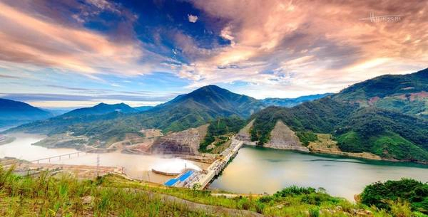 Thủy điện Lai Châu là công trình trọng điểm quốc gia được khởi công xây dựng năm 2011 tại xã Nậm Hàng, huyện Mường Tè. Thủy điện Lai Châu là công trình trọng điểm quốc gia được khởi công xây dựng năm 2011 tại xã Nậm Hàng, huyện Mường Tè.