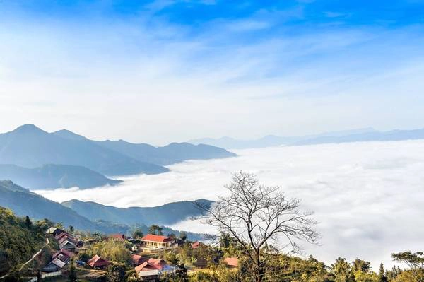 Cao nguyên Sìn Hồ là một vùng du lịch tiềm năng của tỉnh Lai Châu, được ví như Sa Pa thứ 2 của Việt Nam. Nơi đây ngoài thiên nhiên kỳ thú với những thắng cảnh nổi tiếng như núi đá Ô, động Tiên, còn có một số di tích lịch sử ở xã Lê Lợi. Đặc biệt bản Pú Đao thuộc huyện Sìn Hồ, cách thị xã Mường Lay (thị xã Lai Châu cũ, nay thuộc tỉnh Điện Biên) 13 km, được khách hàng của một hãng lữ hành Anh bầu chọn là một trong 5 điểm đến hấp dẫn nhất ở Đông Nam Á. Tuy nhiên, những hoạt động du lịch ở đây vẫn mang tính tự phát, chưa có sản phẩm và đối tượng phục vụ rõ nét. Cao nguyên Sìn Hồ là một vùng du lịch tiềm năng của tỉnh Lai Châu, được ví như Sa Pa thứ 2 của Việt Nam. Nơi đây ngoài thiên nhiên kỳ thú với những thắng cảnh nổi tiếng như núi đá Ô, động Tiên, còn có một số di tích lịch sử ở xã Lê Lợi. Đặc biệt bản Pú Đao thuộc huyện Sìn Hồ, cách thị xã Mường Lay (thị xã Lai Châu cũ, nay thuộc tỉnh Điện Biên) 13 km, được khách hàng của một hãng lữ hành Anh bầu chọn là một trong 5 điểm đến hấp dẫn nhất ở Đông Nam Á. Tuy nhiên, những hoạt động du lịch ở đây vẫn mang tính tự phát, chưa có sản phẩm và đối tượng phục vụ rõ nét.