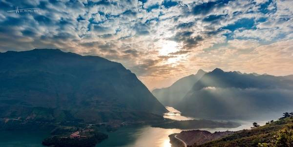 Ngã ba nơi giao nhau giữa hai con sông Đà và Nậm Na. Theo người dân địa phương, một năm chỉ vài ngày là mặt trời mọc từ chính giữa chữ V rất đẹp. Khi đó, mặt trời thấp nhất so với những dãy núi xung quanh tạo thành một cảnh tượng kỳ thú. Ngã ba nơi giao nhau giữa hai con sông Đà và Nậm Na. Theo người dân địa phương, một năm chỉ vài ngày là mặt trời mọc từ chính giữa chữ V rất đẹp. Khi đó, mặt trời thấp nhất so với những dãy núi xung quanh tạo thành một cảnh tượng kỳ thú.
