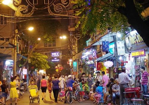 Hiện nay, để bảo tồn, nhiều phương án được đưa ra khiến phố cổ càng hấp dẫn du khách hơn. Bạn có thể tới đây vào ba ngày cuối tuần để thưởng thức nghệ thuật dân gian hay hòa mình trong không khí tươi mới của người trẻ tại các khu ăn uống. Ảnh: Hương Chi. Hiện nay, để bảo tồn, nhiều phương án được đưa ra khiến phố cổ càng hấp dẫn du khách hơn. Bạn có thể tới đây vào ba ngày cuối tuần để thưởng thức nghệ thuật dân gian hay hòa mình trong không khí tươi mới của người trẻ tại các khu ăn uống. Ảnh: Hương Chi.