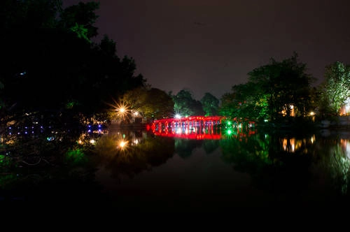 Hồ Gươm hấp dẫn du khách cả ban đêm, khi những ánh đèn chiếu xuống tạo không gian huyền ảo, đẹp mắt. Ảnh: Diệu Huyền. Hồ Gươm hấp dẫn du khách cả ban đêm, khi những ánh đèn chiếu xuống tạo không gian huyền ảo, đẹp mắt. Ảnh: Diệu Huyền.