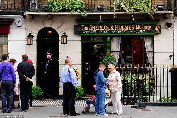 Số 221B phố Baker, Anh: Nhiều người nhận ra Sherlock Holmes chỉ là nhân vật tưởng tượng, nhưng điều đó cũng không ngăn được những người hâm mộ tới bảo tàng về thám tử tư nổi tiếng này.