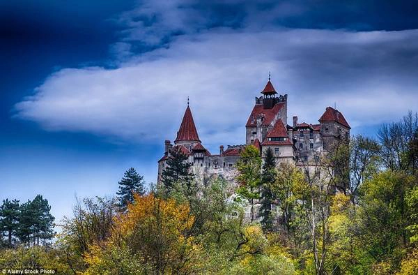 Lâu đài Bran, Romania: Lâu đài Bran từ lâu đã được coi là có liên quan tới Dracula, nhưng thực tế lại là một câu chuyện khác. Tác giả Bram Stoker chưa từng tới Romania.