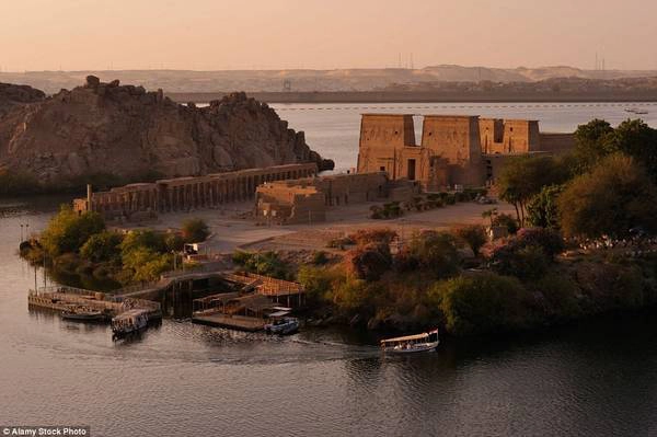 Đảo Philae, Ai Cập: Các bức tường với chữ tượng hình ở ngôi đền trên đảo Philae có vẻ thật, và đúng là chúng đã hơn 2.000 năm tuổi. Đảo Philae, Ai Cập: Các bức tường với chữ tượng hình ở ngôi đền trên đảo Philae có vẻ thật, và đúng là chúng đã hơn 2.000 năm tuổi.