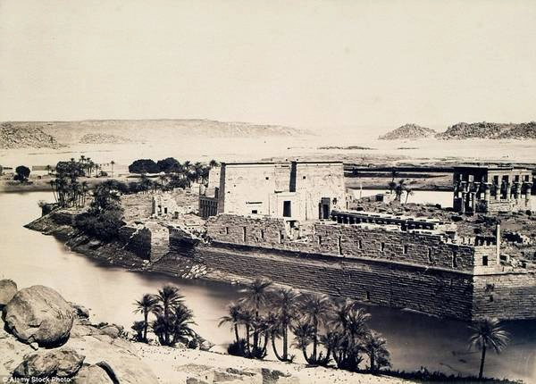 Khi đập Aswan được xây dựng, người ta đã chuyển các ngôi đền trên đảo Philae nguyên bản về Agilkia, hòn đảo gần đó nhưng cao hơn để tránh bị ngập. Các ngôi đền được dựng lại tỉ mỉ, từng khối đá một. Khi đập Aswan được xây dựng, người ta đã chuyển các ngôi đền trên đảo Philae nguyên bản về Agilkia, hòn đảo gần đó nhưng cao hơn để tránh bị ngập. Các ngôi đền được dựng lại tỉ mỉ, từng khối đá một.