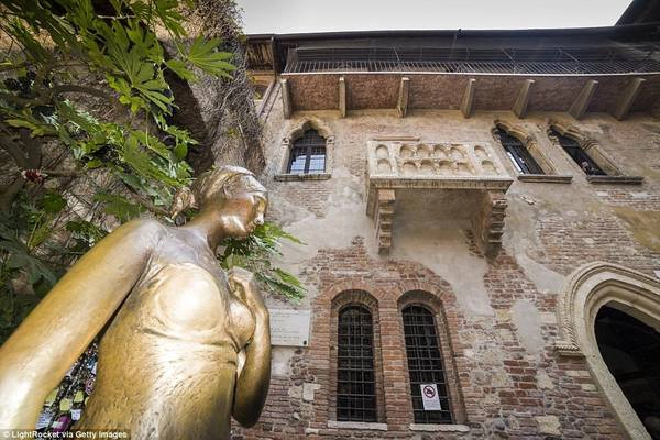 Ban công của Juliet, Italy: Bộ phim Romeo và Juliet đã thu hút hàng nghìn người hâm mộ đổ về Verona để chiêm ngưỡng ban công nơi cặp đôi huyền thoại tỏ tình. Tuy nhiên, cặp đôi này chỉ tồn tại trong trí tưởng tượng của Shakespeare. 