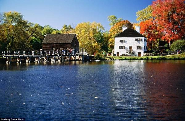 Sleepy Hollow, Mỹ: Ngôi làng North Tarrytown ở New York đã đổi tên thành Sleepy Hollow để ăn theo truyện “Huyền thoại Sleepy Hollow”, sau khi General Motors đóng cửa nhà máy ở sống Hudson năm 1996, khiến 4.000 người thất nghiệp. Sleepy Hollow, Mỹ: Ngôi làng North Tarrytown ở New York đã đổi tên thành Sleepy Hollow để ăn theo truyện “Huyền thoại Sleepy Hollow”, sau khi General Motors đóng cửa nhà máy ở sống Hudson năm 1996, khiến 4.000 người thất nghiệp.