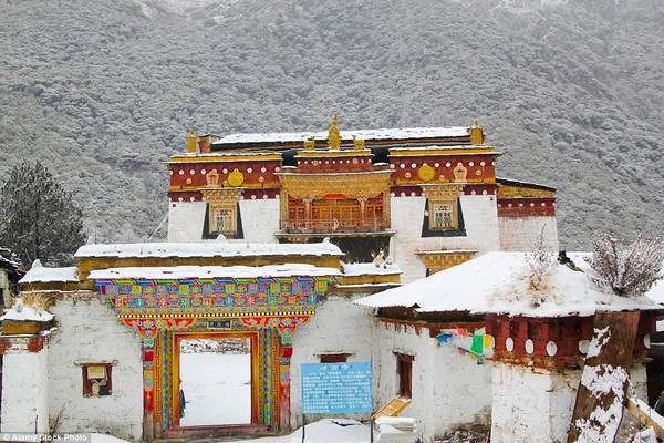 Kể từ đó, du khách đổ về thành phố này và tin rằng đây là Shangri La có thật trong truyền thuyết, với các khu rừng rậm xanh biếc và đỉnh núi phủ tuyết, cùng những ngôi đền Tây Tạng ấn tượng. 