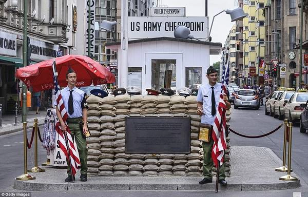 Trạm kiểm soát Charlie, Đức: Trạm kiểm soát Charlie ở Berlin có vị trí lịch sử quan trọng, là ranh giới giữa Đông và Tây Đức trong Chiến tranh Lạnh. Tuy nhiên, trạm kiểm soát thật đã bị dỡ bỏ năm 1990 sau khi nước Đức hợp nhất và được đưa tới một bảo tàng. Trạm kiểm soát Charlie, Đức: Trạm kiểm soát Charlie ở Berlin có vị trí lịch sử quan trọng, là ranh giới giữa Đông và Tây Đức trong Chiến tranh Lạnh. Tuy nhiên, trạm kiểm soát thật đã bị dỡ bỏ năm 1990 sau khi nước Đức hợp nhất và được đưa tới một bảo tàng.