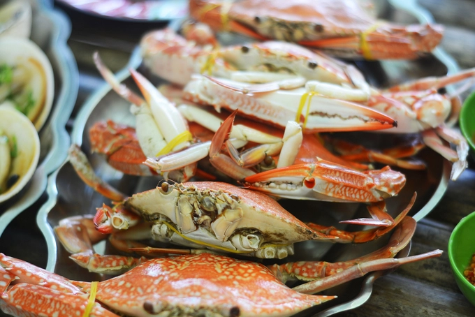 Đã đến đảo, du khách không thể bỏ qua các món hải sản tươi ngon được chế biến ngay tại chỗ. Sò, ốc, ghẹ... được luộc hoặc nướng là những món thường thấy. Ngoài ra, để bữa ăn no hơn, bạn có thể gọi một nồi lẩu nóng. Muốn tăng trải nghiệm cho hành trình của mình, du khách có thể tự tìm đến chợ hoặc nhà ngư dân có đánh bắt để lựa chọn hải sản còn tươi. Nhiều nhà nghỉ, homestay hoặc nhà hàng trên đảo có nhận chế biến lại với giá cả phải chăng. Ảnh: Vy An.