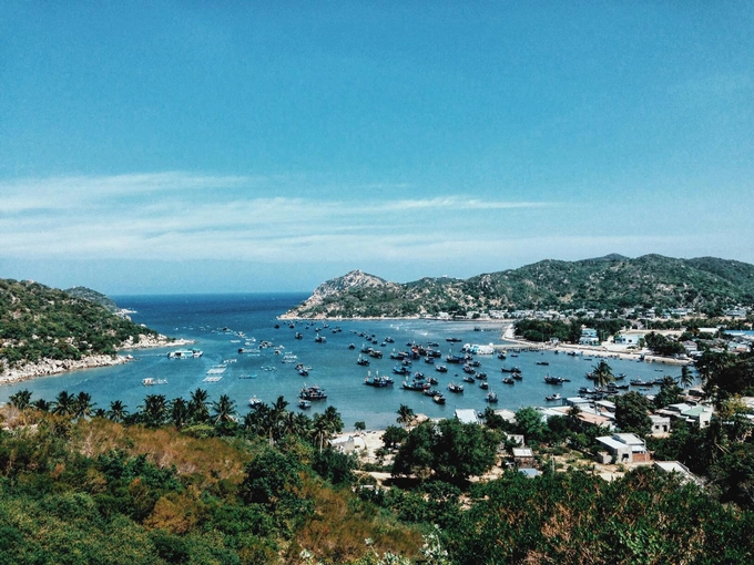 Ninh Thuận  Đang lên kế hoạch cho hành trình khám phá dải đất miền Trung, Ninh Thuận là một trong những địa danh sẽ không khiến bạn thất vọng khi ghé chân. Tuyến đường ven biển tỉnh Ninh Thuận có tổng chiều dài khoảng 107 km gồm hai tỉnh lộ sát biển là DT701 (Cà Ná – Phan Rang) tiếp nối DT702 (Phan Rang - Bình Tiên) hướng ra vịnh Cam Ranh, Khánh Hòa.  Cung đường sẽ đưa bạn đi qua rất nhiều địa danh nổi tiếng như vịnh Vĩnh Hy, vườn quốc gia Núi Chúa, đồi cát Nam Cương, thành phố Phan Rang, cánh đồng muối Cà Ná, đồng cừu Sơn Hải, các vườn nho trĩu quả và nhiều bãi biển trong vắt. Ảnh: Linh Sea.
