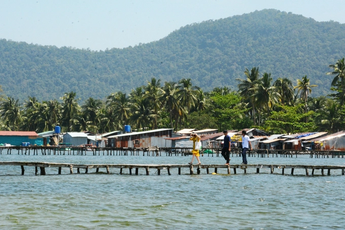 Phú Quốc, Kiên Giang  Là một hòn đảo lớn và nổi tiếng không chỉ ở Việt Nam mà cả trên thế giới, Phú Quốc phù hợp cho du khách tham quan quanh năm. Tuy nhiên, thời điểm tháng 12 cho đến tháng 3 năm sau đảo ngọc vào mùa khô, biển êm, sóng lặng.  Một trong những trải nghiệm hấp dẫn bạn nên thử là khám phá cuộc sống của người dân ở những làng chài. Ảnh: Vy An.