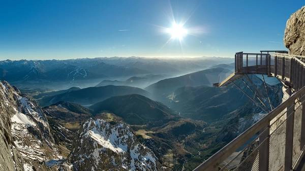  Cầu Dachstein, Áo  Ngay phía trên sông băng Dachstein ở Áo là một trong những cây cầu cao nhất thế giới. Tầm nhìn từ đây sẽ khiến du khách mãn nhãn, nhưng nếu là người sợ độ cao thì có thể nơi này không dành cho bạn.