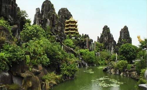 Cách trung tâm thành phố Đà Nẵng khoảng 7 km là 5 ngọn núi đá Kim Sơn, Mộc Sơn, Thủy Sơn, Hỏa Sơn và Thổ Sơn tạo thành quần thể Ngũ Hành Sơn nổi tiếng. Du khách không thể không ghé thăm chùa Tam Thai, động Huyền Không, động Linh Nham, động Vân Thông, động Lăng Hư, động Vân Nguyệt, hay những cảnh giới của cõi âm, như Đài Linh Anh, điện Phán Quy, điện Minh Vương, ngục A Tỳ, suối Giải Oan… Dưới chân Ngũ Hành Sơn là làng đá mỹ nghệ Non Nước nổi tiếng với nghề điêu khắc đá. Cách trung tâm thành phố Đà Nẵng khoảng 7 km là 5 ngọn núi đá Kim Sơn, Mộc Sơn, Thủy Sơn, Hỏa Sơn và Thổ Sơn tạo thành quần thể Ngũ Hành Sơn nổi tiếng. Du khách không thể không ghé thăm chùa Tam Thai, động Huyền Không, động Linh Nham, động Vân Thông, động Lăng Hư, động Vân Nguyệt, hay những cảnh giới của cõi âm, như Đài Linh Anh, điện Phán Quy, điện Minh Vương, ngục A Tỳ, suối Giải Oan… Dưới chân Ngũ Hành Sơn là làng đá mỹ nghệ Non Nước nổi tiếng với nghề điêu khắc đá.