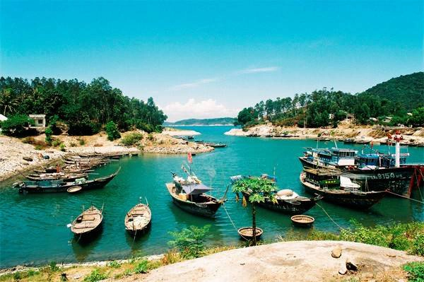 Đến Cù Lao Chàm, du khách sẽ được khám phá một vùng thiên nhiên hoang sơ, thơ mộng tại hòn Lao, hòn Dài, hòn Chồng, hòn Yến và hòa mình với cuộc sống dân dã tại các làng chài, thưởng thức các loại đặc sản địa phương như tôm, cá, mực, cua đá, rau rừng... Tắm biển, tắm nắng, leo núi, hay tham gia các hoạt động thể thao như mô tô nước, dù bay, lướt ván, bơi thuyền, lặn ngắm san hô cũng là những điều hấp dẫn khách du lịch. Đến Cù Lao Chàm, du khách sẽ được khám phá một vùng thiên nhiên hoang sơ, thơ mộng tại hòn Lao, hòn Dài, hòn Chồng, hòn Yến và hòa mình với cuộc sống dân dã tại các làng chài, thưởng thức các loại đặc sản địa phương như tôm, cá, mực, cua đá, rau rừng... Tắm biển, tắm nắng, leo núi, hay tham gia các hoạt động thể thao như mô tô nước, dù bay, lướt ván, bơi thuyền, lặn ngắm san hô cũng là những điều hấp dẫn khách du lịch.