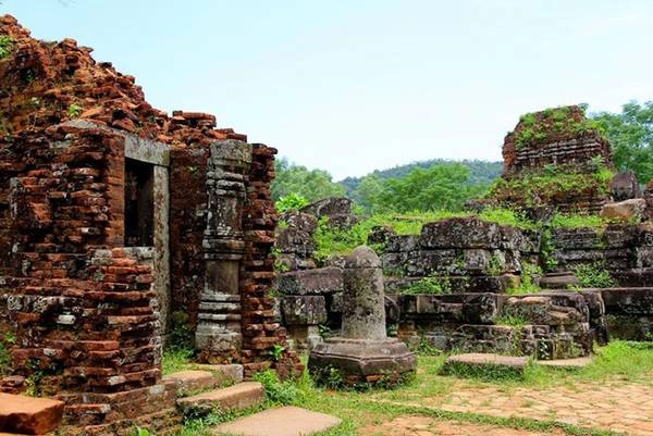 Thánh địa Mỹ Sơn thuộc xã Duy Phú, huyện Duy Xuyên, tỉnh Quảng Nam, cách thành phố Đà Nẵng khoảng 69 km, là tổ hợp bao gồm nhiều đền đài trong một thung lũng đường kính khoảng 2 km, bao quanh bởi đồi núi. Nơi đây nổi tiếng với các công trình kiến trúc và hàng trăm tác phẩm vô giá, có niên đại từ thế kỷ 7-13 được trưng bày tại bảo tàng Champa. Thánh địa Mỹ Sơn được coi là một trong những trung tâm đền đài chính của Ấn Độ giáo ở khu vực Đông Nam Á và là di sản duy nhất của thể loại này tại Việt Nam. Thánh địa Mỹ Sơn thuộc xã Duy Phú, huyện Duy Xuyên, tỉnh Quảng Nam, cách thành phố Đà Nẵng khoảng 69 km, là tổ hợp bao gồm nhiều đền đài trong một thung lũng đường kính khoảng 2 km, bao quanh bởi đồi núi. Nơi đây nổi tiếng với các công trình kiến trúc và hàng trăm tác phẩm vô giá, có niên đại từ thế kỷ 7-13 được trưng bày tại bảo tàng Champa. Thánh địa Mỹ Sơn được coi là một trong những trung tâm đền đài chính của Ấn Độ giáo ở khu vực Đông Nam Á và là di sản duy nhất của thể loại này tại Việt Nam.