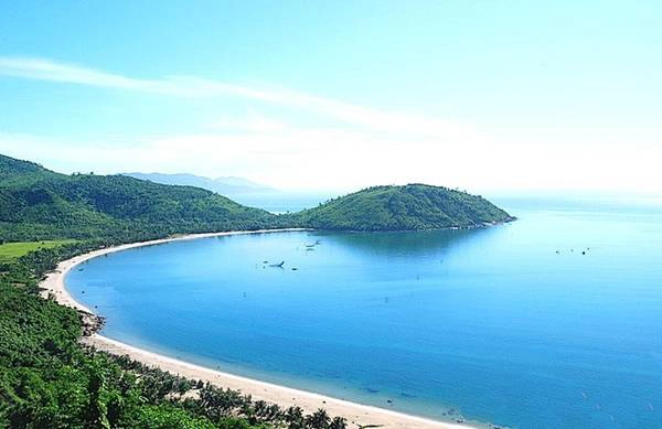 Bán đảo Sơn Trà: Nằm cách trung tâm thành phố Ðà Nẵng 10 km về hướng đông bắc, bán đảo Sơn Trà được ví như viên ngọc quý của Đà Nẵng với diện tích 4.439 ha, đỉnh cao nhất là 696 m. Đến bán đảo Sơn Trà, du khách có thể trải nghiệm nhiều cảm xúc từ lên rừng đến xuống biển với hệ động thực vật đa dạng. Quanh bán đảo Sơn Trà là các bờ biển tuyệt đẹp như Tiên Sa, Đá Đen, bãi Rạng, bãi Bụt, bãi Xếp, bãi Đa, bãi Nam, bãi Bắc, bãi Con… Bán đảo Sơn Trà: Nằm cách trung tâm thành phố Ðà Nẵng 10 km về hướng đông bắc, bán đảo Sơn Trà được ví như viên ngọc quý của Đà Nẵng với diện tích 4.439 ha, đỉnh cao nhất là 696 m. Đến bán đảo Sơn Trà, du khách có thể trải nghiệm nhiều cảm xúc từ lên rừng đến xuống biển với hệ động thực vật đa dạng. Quanh bán đảo Sơn Trà là các bờ biển tuyệt đẹp như Tiên Sa, Đá Đen, bãi Rạng, bãi Bụt, bãi Xếp, bãi Đa, bãi Nam, bãi Bắc, bãi Con…