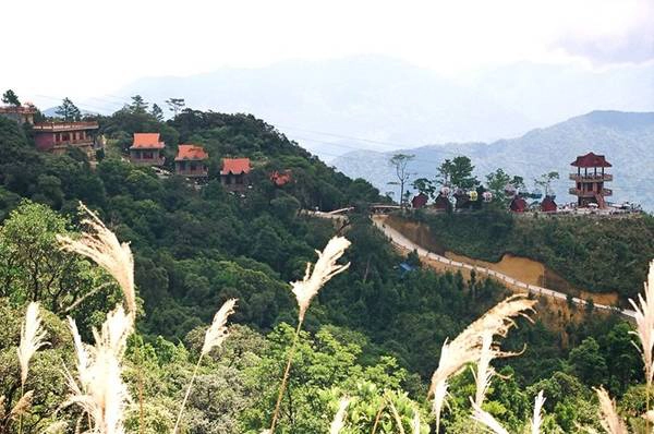 Núi Bà Nà: Thuộc xã Hòa Ninh, huyện Hòa Vang, cách Đà Nẵng 40 km về phía tây nam, Bà Nà là một khu dự trữ thiên nhiên quốc gia với độ cao 1489 m so với mực nước biển. Từ Bà Nà, du khách có thể chiêm ngưỡng cảnh thành phố và biển cùng các cánh đồng mênh mông. Đến đây, du khách nên ghé thăm chùa Linh Ứng với bức tượng Đức Bổn Sư cao 27 m, Suối Mơ, thác Tóc Tiên, hay khu vui chơi trong nhà Fantasy Park. Núi Bà Nà: Thuộc xã Hòa Ninh, huyện Hòa Vang, cách Đà Nẵng 40 km về phía tây nam, Bà Nà là một khu dự trữ thiên nhiên quốc gia với độ cao 1489 m so với mực nước biển. Từ Bà Nà, du khách có thể chiêm ngưỡng cảnh thành phố và biển cùng các cánh đồng mênh mông. Đến đây, du khách nên ghé thăm chùa Linh Ứng với bức tượng Đức Bổn Sư cao 27 m, Suối Mơ, thác Tóc Tiên, hay khu vui chơi trong nhà Fantasy Park.