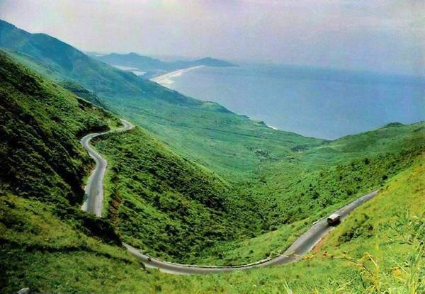 Đèo Hải Vân: Dài 20 km, với độ cao gần 500 m so với mực nước biển, đèo Hải Vân nổi tiếng đẹp và hiểm trở. Ngắm cảnh bờ biển từ đỉnh đèo là một trải nghiệm tuyệt vời với bất cứ ai. Đèo Hải Vân: Dài 20 km, với độ cao gần 500 m so với mực nước biển, đèo Hải Vân nổi tiếng đẹp và hiểm trở. Ngắm cảnh bờ biển từ đỉnh đèo là một trải nghiệm tuyệt vời với bất cứ ai.