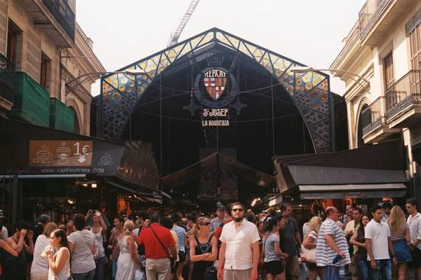 La Boqueria, một trong những điểm du lịch nổi tiếng nhất Barcelona và cũng trong số các chợ nổi tiếng nhất châu Âu. Nằm trên đại lộ La Rambla, khu chợ trong nhà rộng lớn này bày bán mọi thứ từ rau quả tươi đến hải sản và các loại gia vị chế biến. Ảnh: Hương Chi