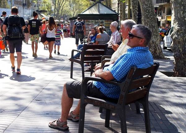 Đại lộ nổi tiếng La Rambla là điểm "check in" của hầu hết du khách khi tới Barcelona. Nơi này tập trung nhiều cửa hiệu bán đồ lưu niệm, nhà hàng ăn uống, các màn biểu diễn nghệ thuật đường phố hấp dẫn. Đây cũng là "đầu mối" của các ngã rẽ giúp du khách khám phá Barcelona mà không bị lạc. Ảnh: Hương Chi