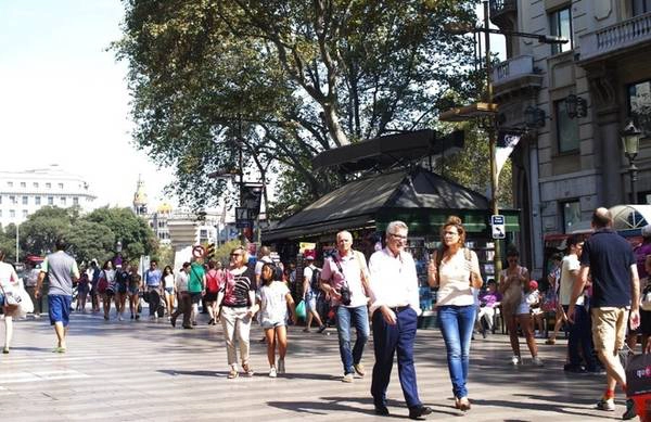 La Rambla bất kể ngày hay đêm đều tấp nập khách qua lại. Bạn có thể nghe thấy lời chào mời "hola" của những người bán hàng, tiếng kéo vali của rất nhiều du khách tranh thủ dạo phố và cả tiếng chim hót trên hàng cây ven đường. Vì nổi tiếng đông khách nên La Rambla cũng là "thiên đường" của móc túi, du khách dạo chơi nên chú ý bảo quản đồ. Ảnh: Hương Chi