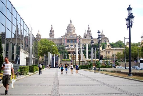 Cách khu phố La Rambla không xa là ngọn đồi Montjuic, nơi có cung điện quốc gia hay chính là Bảo tàng nghệ thuật Catalan, đài phun nước Font Magica, vườn bách thảo... Ảnh: Hương Chi.
