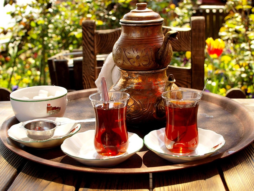 Rize, Thổ Nhĩ Kỳ: Vườn trà Ziraat nằm trên bờ biển phía đông của Thổ Nhĩ Kỳ, bên cạnh nhà máy Çaykur, ở Rize và nhìn ra biển Đen. Vườn trà này có quy mô nhỏ hơn nhiều so với những thung lũng hay đồn điền trà ở châu Á. Trà Thổ Nhĩ Kỳ có màu đen và nếu được chuẩn bị theo cách truyền thống, trà sẽ được pha bằng một chiếc bình đôi và phục vụ trong ly thủy tinh tulip. Ảnh: Trendsandlife. Rize, Thổ Nhĩ Kỳ: Vườn trà Ziraat nằm trên bờ biển phía đông của Thổ Nhĩ Kỳ, bên cạnh nhà máy Çaykur, ở Rize và nhìn ra biển Đen. Vườn trà này có quy mô nhỏ hơn nhiều so với những thung lũng hay đồn điền trà ở châu Á. Trà Thổ Nhĩ Kỳ có màu đen và nếu được chuẩn bị theo cách truyền thống, trà sẽ được pha bằng một chiếc bình đôi và phục vụ trong ly thủy tinh tulip. Ảnh: Trendsandlife.