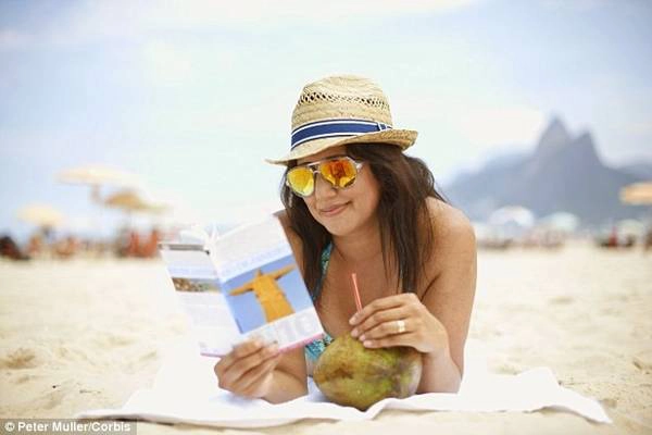 Những hình ảnh choáng ngợp của lễ hội đường phố lớn nhất thế giới Rio de Janeiro cũng không che đậy được thực tế đen tối ở Brazil