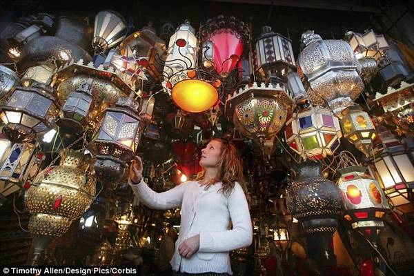 Du khách nữ đến Morocco được khuyên nên ăn mặc giản dị và kín đáo.