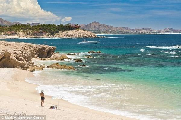 Chính phủ Mexico ra sức bảo vệ các khu du lịch quan trọng như Cancun, Playa del Carmen, Cozumel, Los Cabos và Puerto Vallarta, nhưng tình trạng bạo lực và tội phạm có sử dụng súng vẫn còn tồn tại