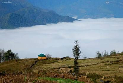Sapa nổi tiếng với cảnh đẹp núi non trong mây mù và sắc màu thổ cẩm của các dân tộc miền núi. Sapa nổi tiếng với cảnh đẹp núi non trong mây mù và sắc màu thổ cẩm của các dân tộc miền núi.