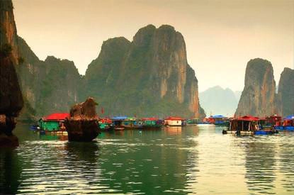 Nếu một lần thử trải nghiệm cùng gia đình du xuân trên Vịnh Hạ Long, bạn sẽ cảm thấy nét quyến rũ lạ lùng của biển trời ngày xuân. Nếu một lần thử trải nghiệm cùng gia đình du xuân trên Vịnh Hạ Long, bạn sẽ cảm thấy nét quyến rũ lạ lùng của biển trời ngày xuân.