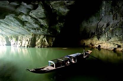 Quảng Bình được biết đến với những bãi biển xanh ngắt, cùng hệ thống hang động kỳ bí. Quảng Bình được biết đến với những bãi biển xanh ngắt, cùng hệ thống hang động kỳ bí.