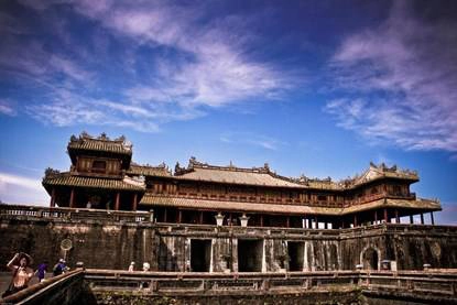 Huế là kinh đô cùa Việt Nam dưới triều Nguyễn Huệ nổi tiếng với những đền chùa, thành quách, lăng tẩm Huế là kinh đô cùa Việt Nam dưới triều Nguyễn Huệ nổi tiếng với những đền chùa, thành quách, lăng tẩm
