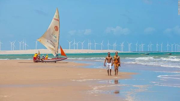 Bãi biển Canoa Quebrada nằm ở phía Đông Bắc Brazil là một điểm đến hấp dẫn du khách. Người dân nơi đây thường lái thuyền "Jangada" để chở du khách đi tham quan. Một chuyến đi 30 phút trên thuyền, du khách sẽ phải trả khoảng 5 USD. Ảnh: CNN.