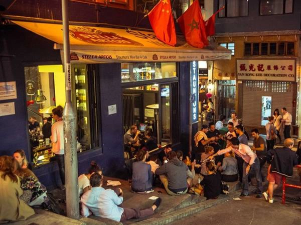 Uống cùng du khách nước ngoài tại một nhà hàng hoặc quán bar ở quận Soho. Uống cùng du khách nước ngoài tại một nhà hàng hoặc quán bar ở quận Soho.