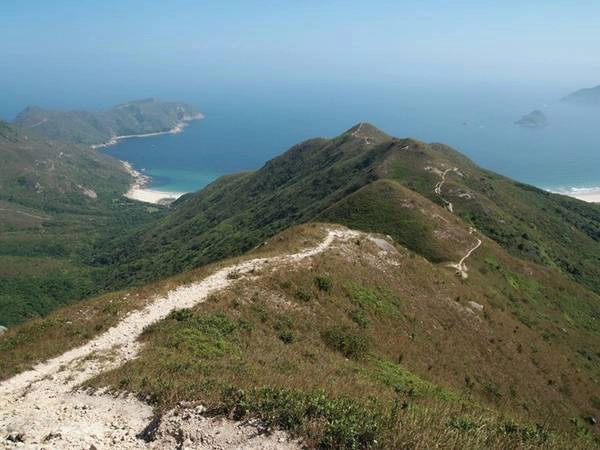 Dạo bước trên những con đường mòn tại bán đảo Sai Kung County Park nhìn ra những bãi biển tuyệt đẹp. Dạo bước trên những con đường mòn tại bán đảo Sai Kung County Park nhìn ra những bãi biển tuyệt đẹp.