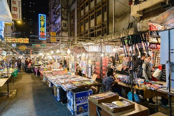 Đi chợ đêm Temple Street mua quần áo, đồ trang sức, phụ kiện, và ăn quà vặt. Đi chợ đêm Temple Street mua quần áo, đồ trang sức, phụ kiện, và ăn quà vặt.