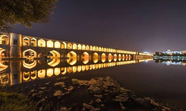 Si o Seh Pol (nghĩa là cầu 33 cổng vòm), còn gọi là cầu Allah-Verdi Khan, một trong 11 cây cầu ở Isfahan. Cầu bắc qua sông Zayandeh và có hai hàng cổng vòm. Ban đêm đèn thắp sáng suốt chiều dài cầu, kết hợp sự phản chiếu của mặt hồ mà cảnh tượng càng thêm lung linh, kỳ ảo. Si o Seh Pol (nghĩa là cầu 33 cổng vòm), còn gọi là cầu Allah-Verdi Khan, một trong 11 cây cầu ở Isfahan. Cầu bắc qua sông Zayandeh và có hai hàng cổng vòm. Ban đêm đèn thắp sáng suốt chiều dài cầu, kết hợp sự phản chiếu của mặt hồ mà cảnh tượng càng thêm lung linh, kỳ ảo.