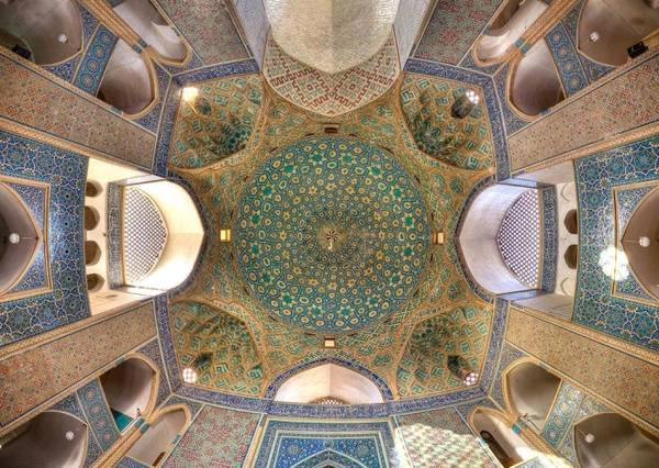 Trang trí trên trần của thánh đường Jameh, ở tỉnh Isfahan. Du khách có thể kết hợp thăm thú chợ Grand Bazaar nằm ở cánh tây nam của thánh đường. Công trình tôn giáo này được UNESCO công nhận là di sản thế giới năm 2012. Trang trí trên trần của thánh đường Jameh, ở tỉnh Isfahan. Du khách có thể kết hợp thăm thú chợ Grand Bazaar nằm ở cánh tây nam của thánh đường. Công trình tôn giáo này được UNESCO công nhận là di sản thế giới năm 2012.