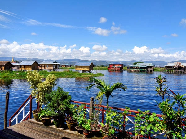 Một làng nổi bên hồ Inle. Ảnh: palmvietnamtravel.com