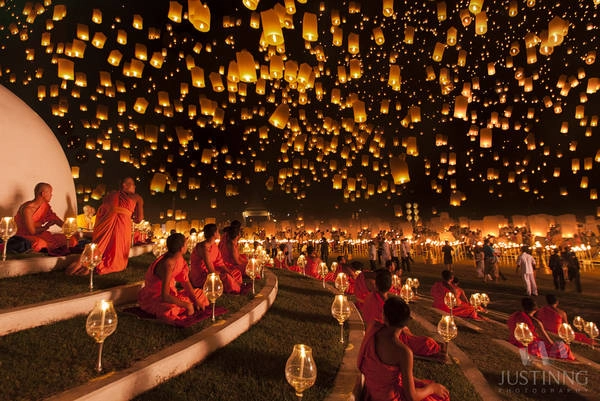 Khung cảnh hệt như trong chuyện cổ tích tại lễ hội đèn trời ở Chiang Mai. Ảnh: Justinng