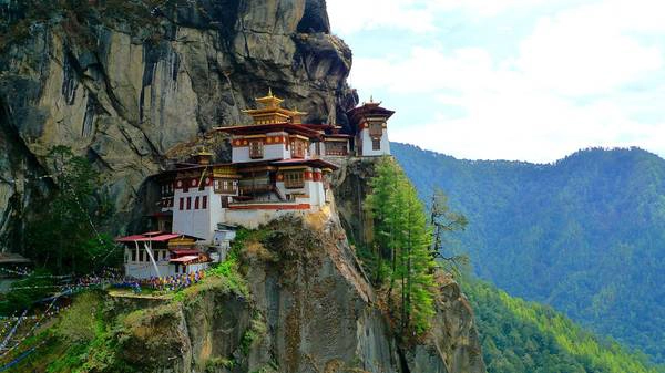 Bhutan quyến rũ du khách bởi khung cảnh thiên nhiên hùng vĩ cùng kiến trúc pháo đài kết hợp tu viện độc đáo và huyền bí. Ảnh: diversejourneys.com