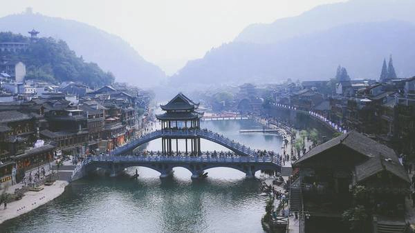Một góc Phượng Hoàng Cổ Trấn nhìn từ trên cao. Ảnh: Nguyễn Trường Sơn