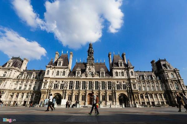 Tòa thị chính Paris nằm bên bờ sông Seine mang lối kiến trục thời Phục Hưng. Sau nhiều lần bị tàn phá, tòa nhà được khôi phục năm 1882, với diện tích 30.000 m2 với mặt tiền dài 110 m. Cùng với quảng trường Hotel De Ville phía trước, đây là nơi bảo lưu đặc sắc bậc nhất kiến trúc đặc trưng của nước Pháp. Tòa thị chính Paris nằm bên bờ sông Seine mang lối kiến trục thời Phục Hưng. Sau nhiều lần bị tàn phá, tòa nhà được khôi phục năm 1882, với diện tích 30.000 m2 với mặt tiền dài 110 m. Cùng với quảng trường Hotel De Ville phía trước, đây là nơi bảo lưu đặc sắc bậc nhất kiến trúc đặc trưng của nước Pháp.