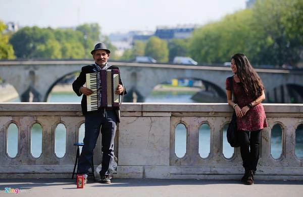 Paris có 37 cầu bắc qua sông Seine. Trên các cây cầu thường có người chơi đàn, giúp du khách vừa thưởng thức âm nhạc, vừa ngắm dòng sông thơ mộng. Paris có 37 cầu bắc qua sông Seine. Trên các cây cầu thường có người chơi đàn, giúp du khách vừa thưởng thức âm nhạc, vừa ngắm dòng sông thơ mộng.