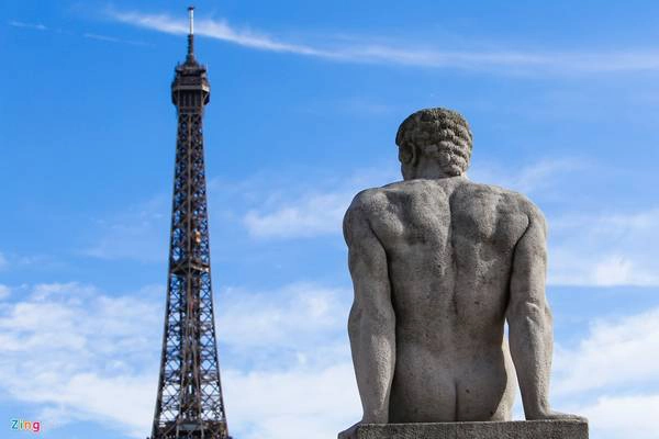 Được xây dựng năm 1889, tháp Eiffel cao hơn 300 m là biểu tượng của Paris - kinh đô ánh sáng. nhung-diem-du-lich-khong-the-bo-qua-khi-ban-tĐược xây dựng năm 1889, tháp Eiffel cao hơn 300 m là biểu tượng của Paris - kinh đô ánh sáng.